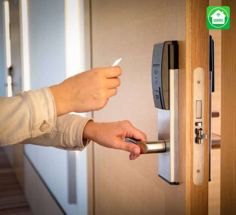 Top 15 Khóa cửa điện tử giá hợp lý, chất lượng và uy tín 2026 22 Đối với khóa điện tử bằng mật khẩu (mã số) người dùng có thể đăng ký và tạo nhiều mật mã