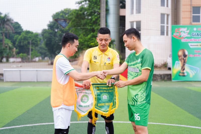 Hunonic đá bóng kỉ niệm sinh nhật 5 năm