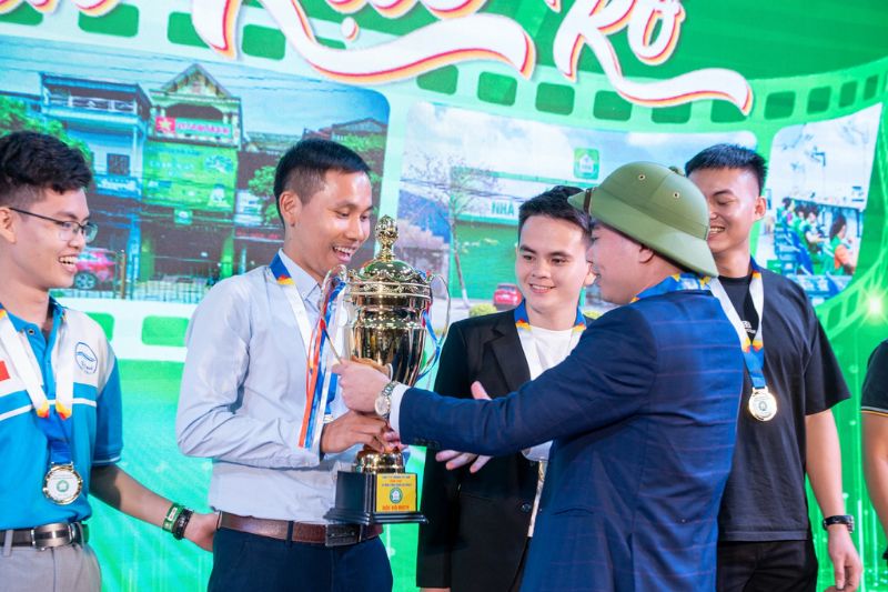 Hunonic đá bóng kỉ niệm sinh nhật 5 năm