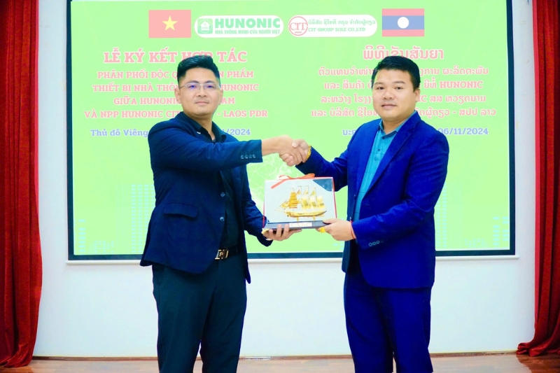 hunonic kí kết tại Lào