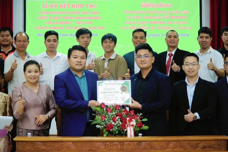 hunonic kí kết tại lào