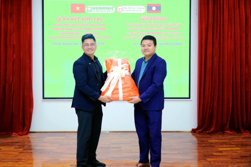 hunonic kí kết tại Lào