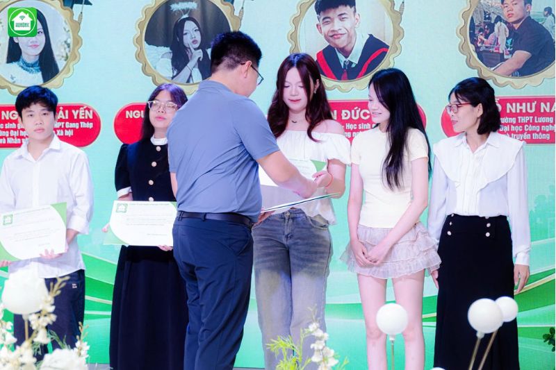 Hunonic trao quà khuyến học năm 2026 cho con em cán bộ nhân viên