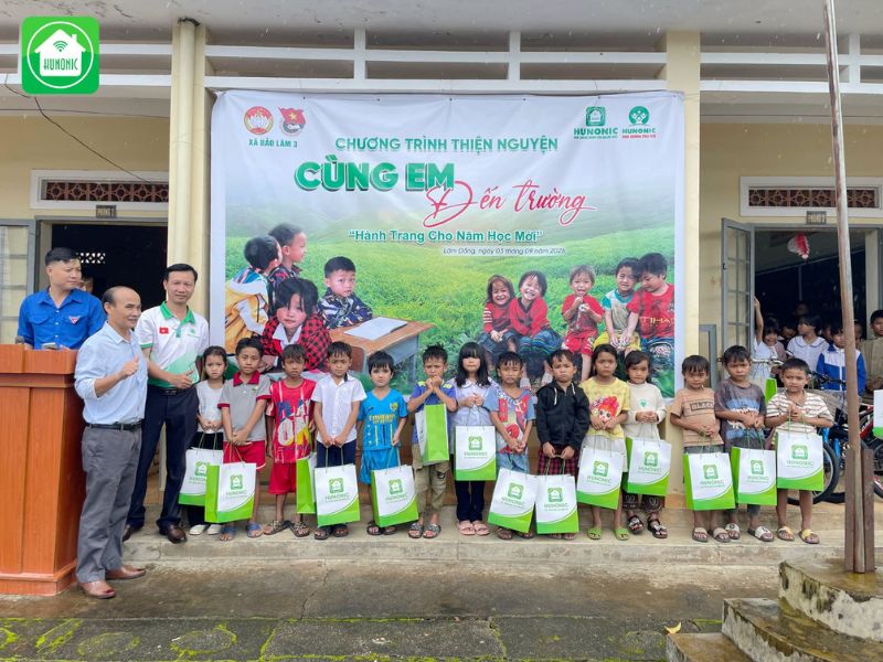 Hunonic cùng ban chống phá giá trao 110 phần quà tiếp sức học sinh khó khăn trước năm học mới
